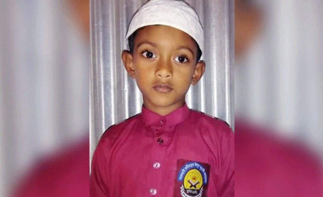 মাইক্রোবাসের চাপায় প্রাণ গেল মাদ্রাসা ছাত্র তুহিনের